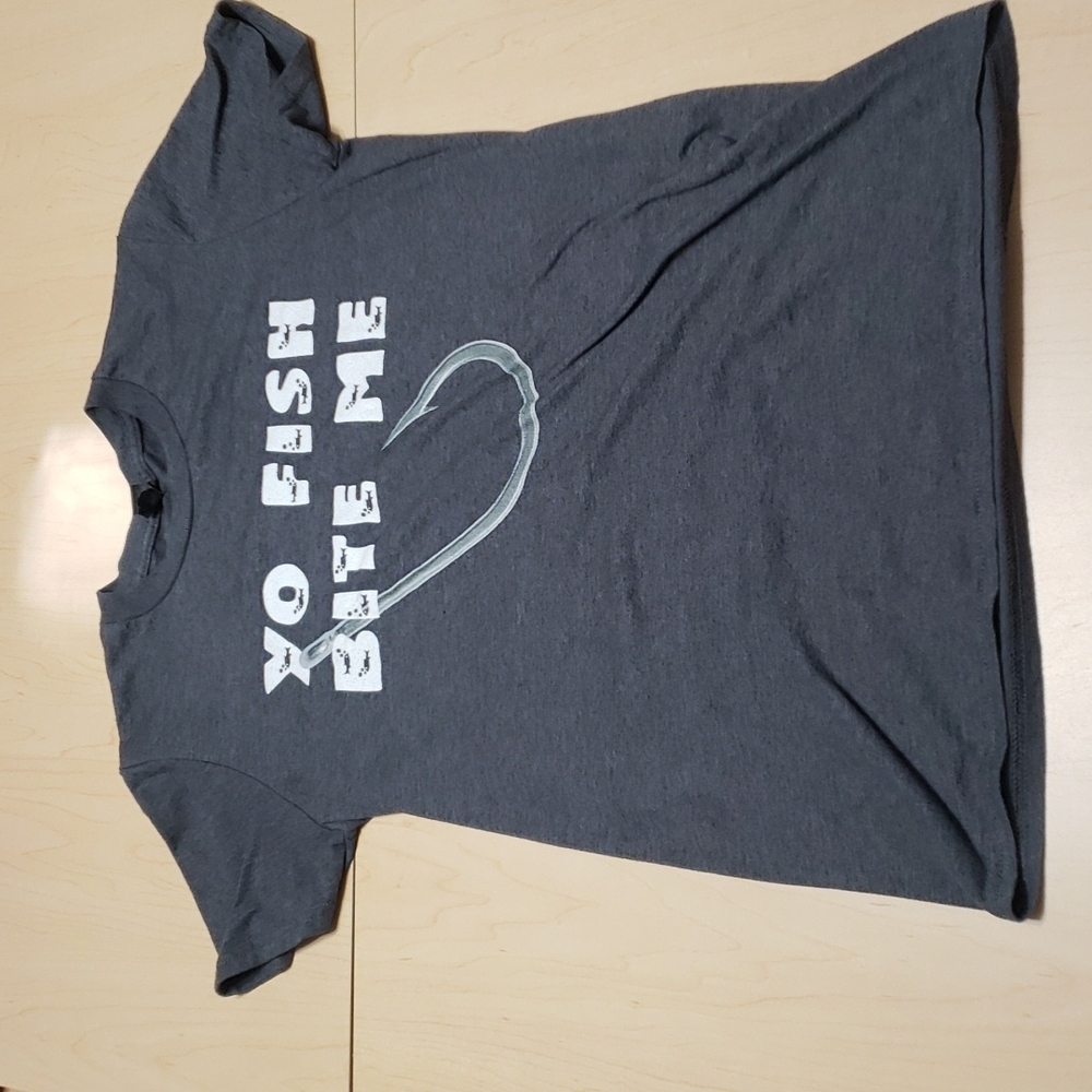 Adult small tshirt "Yo fish bite me" novelty tee